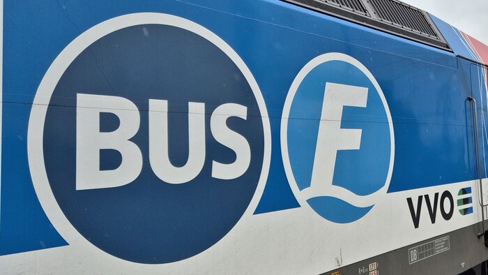 Symbole Bus und Fähre auf Lok