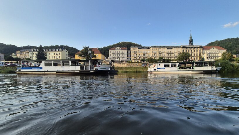 Fähren und Wanderschiff vom Wasser betrachtet