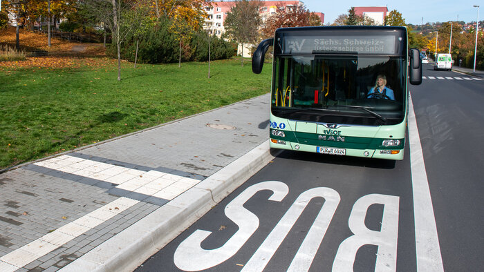 Bus in Freital auf Busspur